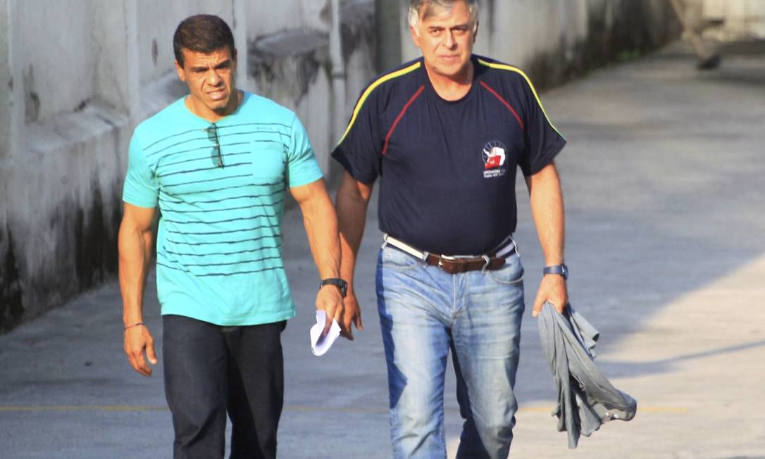 
Sob suspeita: Paulo Roberto Costa (à direita), na porta do Instituto Médico-Legal, no Rio
Foto: Marcelo Piu / O GLOBO