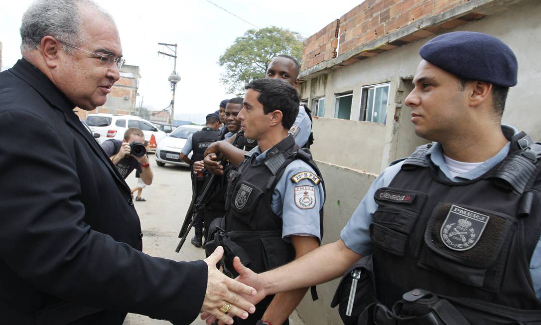 Cardeal Dom Orani Tempesta fala com policiais militares que fazem o reforço do policiamento na Favela Nelson Mandela, na região de Manguinhos Foto: Márcia Foletto / Agência O Globo
