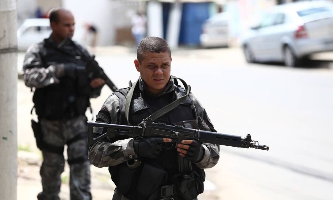 
Policiais militares ocupam o Morro do Chapadão, em Costa Barros
Foto: Thiago Lontra / Extra