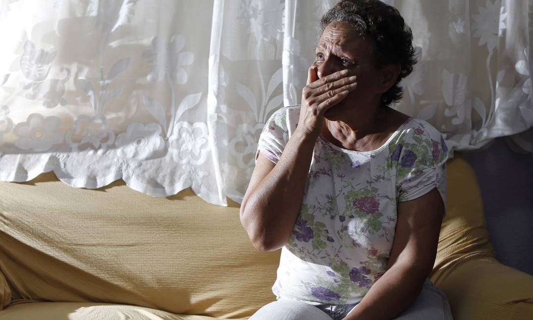 
Bernadete chora ao falar sobre morte do filho
Foto: Michel Filho / O Globo