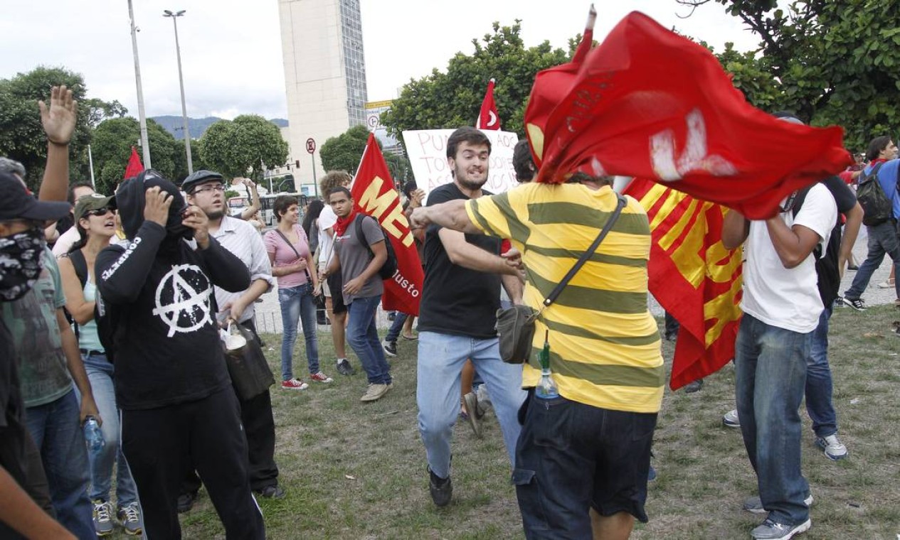 Manifestantes de esquerda entram em confronto com os de direita em frente a Central do Brasil, no Rio de Janeiro Foto: Marcelo Carnaval / Agência O Globo