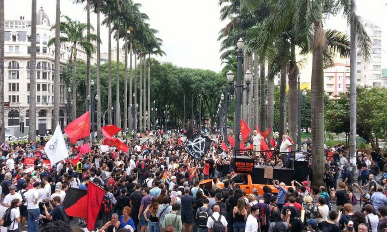 Manifestantes concentraram-se na Praça da Sé, em SP, para a Marcha Antifascista Foto: Leonardo Guandeline / Ag. O Globo