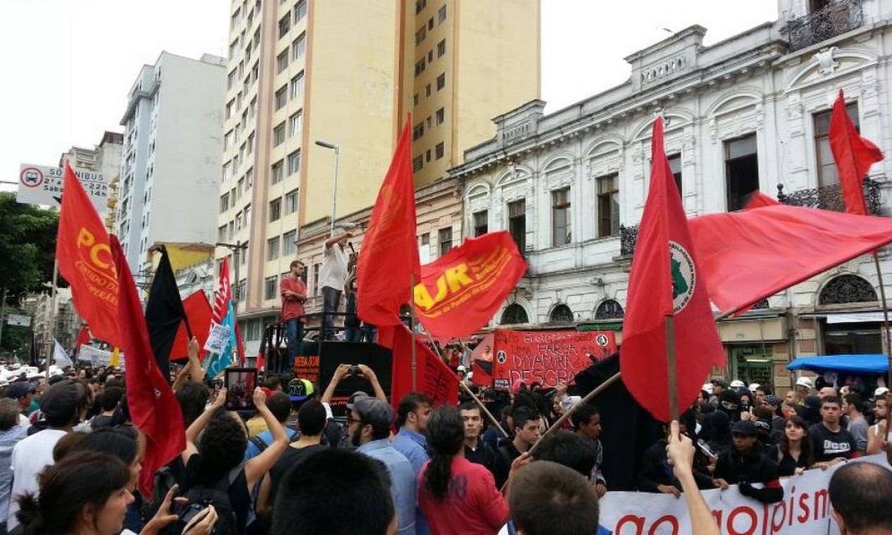 Manifestantes em frente à sede do antigo Dops, em SP Foto: Leonardo Guandeline / Ag. O Globo