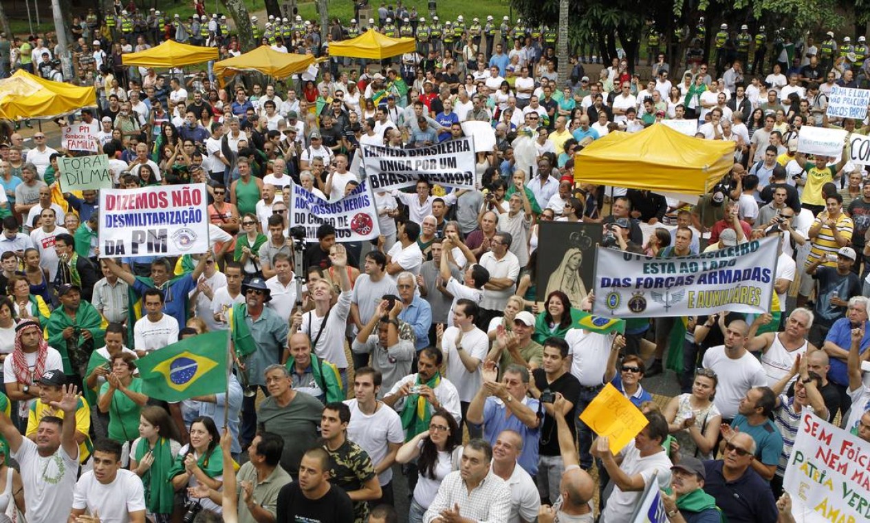 Marcha da Família reúne centenas de evangélicos e admiradores de militares na praça da República Foto: Michel Filho/Ag. O Globo