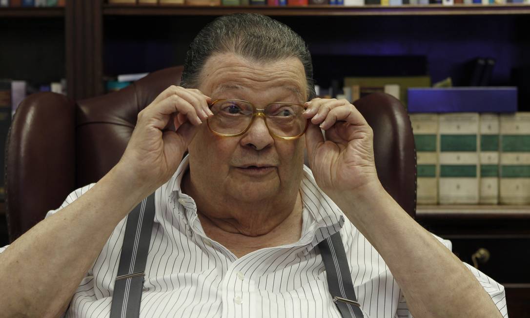
O ex-ministro Delfim Netto em seu escritório no Pacaembu: ‘Nunca entrou no meu gabinete um oficial fardado’
Foto: Michel Filho / O Globo