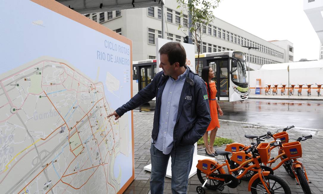 Prefeito Eduardo Paes inaugura estação do Bike Rio no MAR - Jornal O Globo