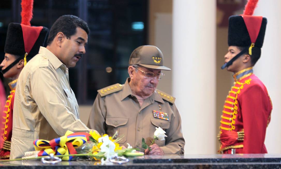 
Nicolás Maduro e Raul Castro: petróleo em troca de segurança
Foto: AP