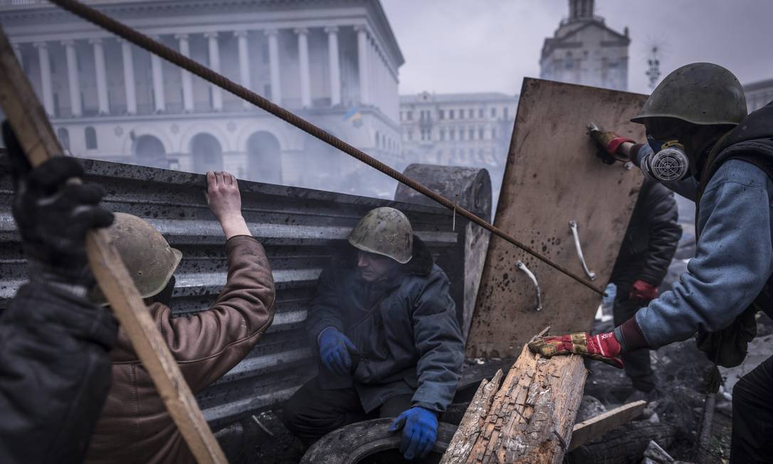 
Barricada na Praça da Independência, em frente à Filarmônica de Kiev, durante protestos contra o antigo governo, em fevereiro de 2014
Foto: Foto de Sergey Ponomarev/The New York Times/20-2-2014