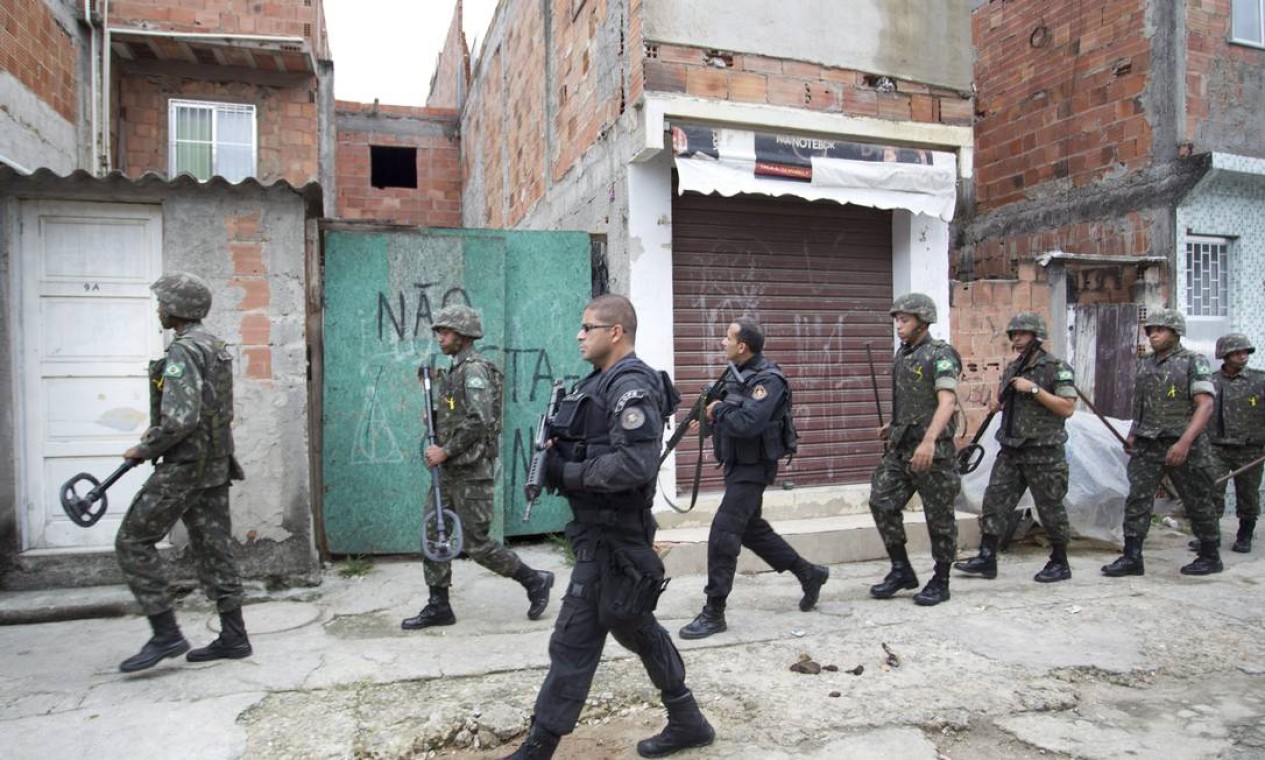 Homens do exército entraram na comunidade com a cobertura do Bope Foto: Márcia Foletto / Agência O Globo