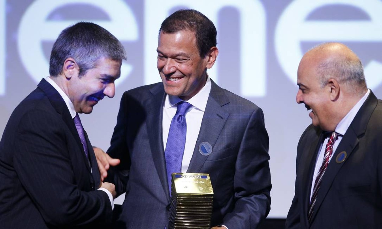 Paulo Niemeyer Filho recebe o prêmio de Gilberto Scofield e Luiz Antonio Novaes Foto: Marcelo Carnaval / Agência O Globo