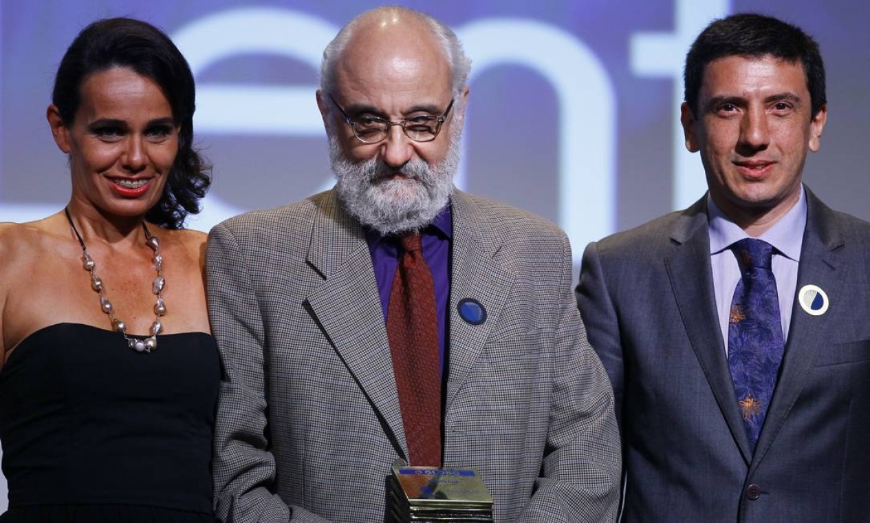 Na categoria Ciência/Saúde, Ana Lúcia Azevedo e Sergio Fadul entregam o prêmio a Roberto Lent . Foto: Marcelo Carnaval / Agência O Globo