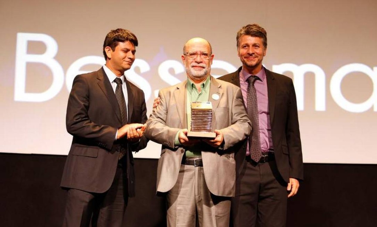 Sérgio Besserman, premiado da Revista Amanhã, com Eduardo Diniz e Jason Vogel Foto: Fabio Rossi / Agencia O Globo