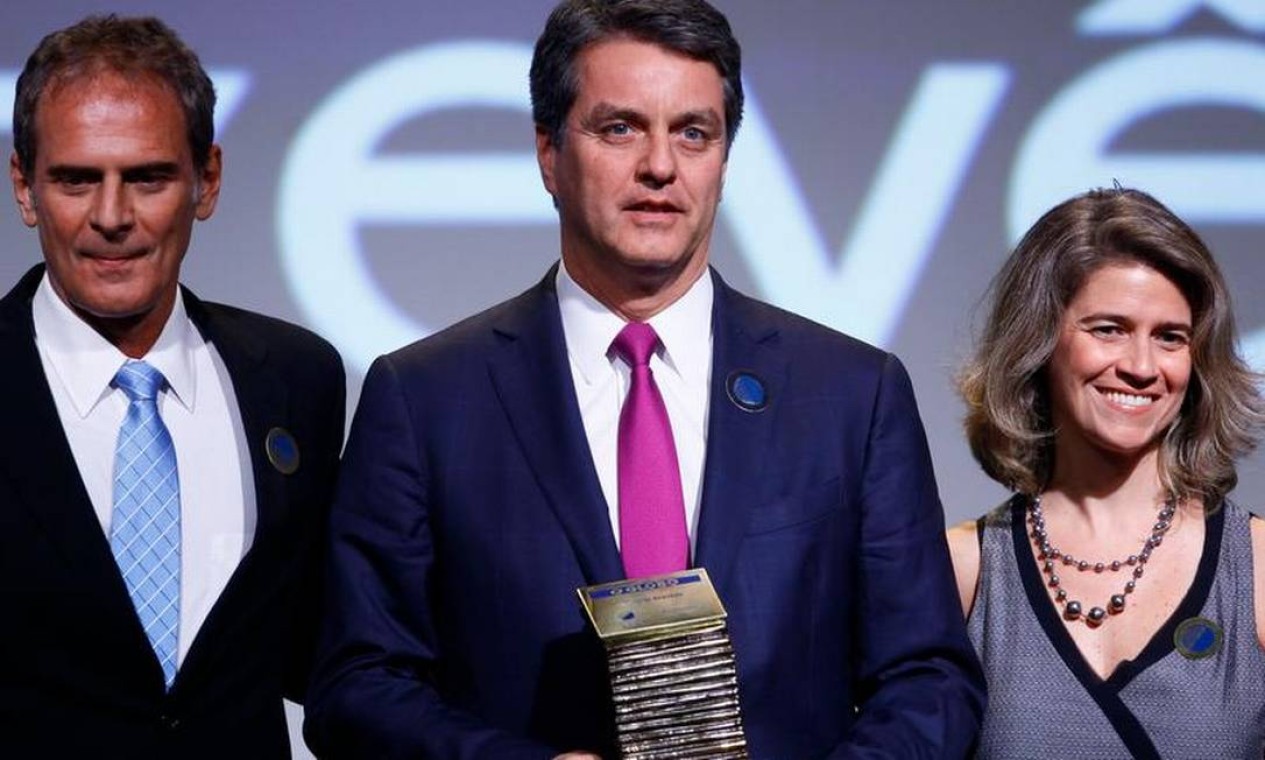 Roberto Azevedo, da OMC, recebe o prêmio da categoria Economia de Maria Fernanda Delmas e Marcello Moraes Foto: Marcelo Carnaval / Agência O globo