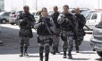 Policiais militares durante patrulhamento no Complexo da Maré, nesta quinta-feira
