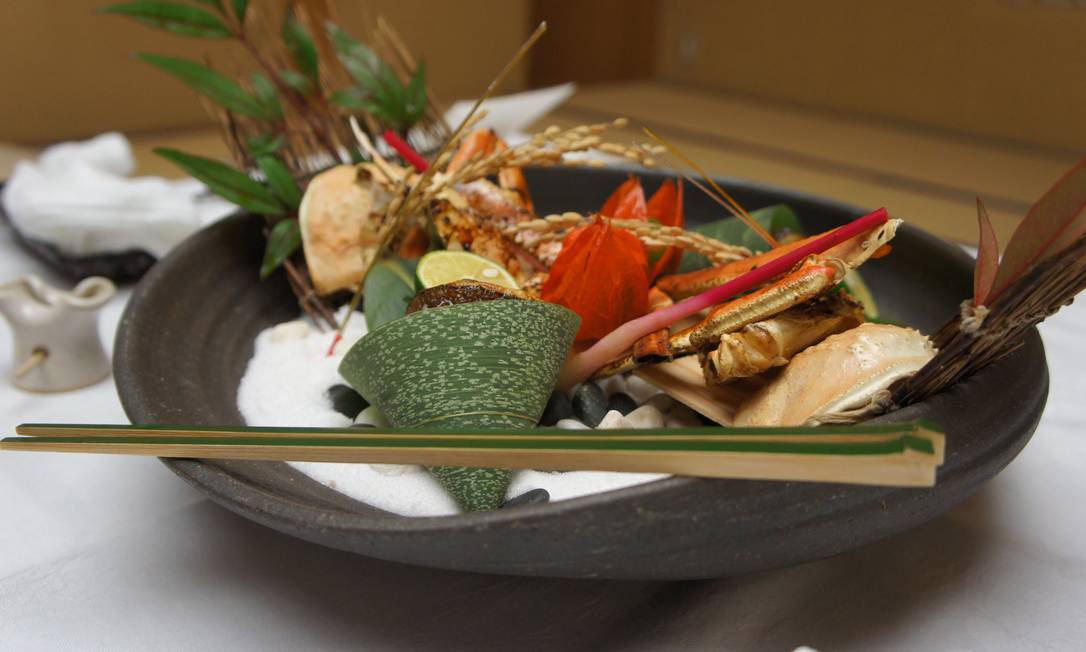 
Washoku, a tradicional comida japonesa, varia com as estações, como este prato de outono, enfeitados com folha
Foto: Claudia Sarmento
