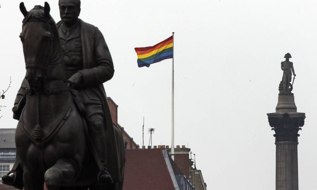 
Uma bandeira do arco-íris, símbolo do movimento LGBT, tremula em Whitehall, a avenida que concentra prédios do governo perto de Trafalgar Square, em Londres
Foto: Lefteris Pitarakis/AP