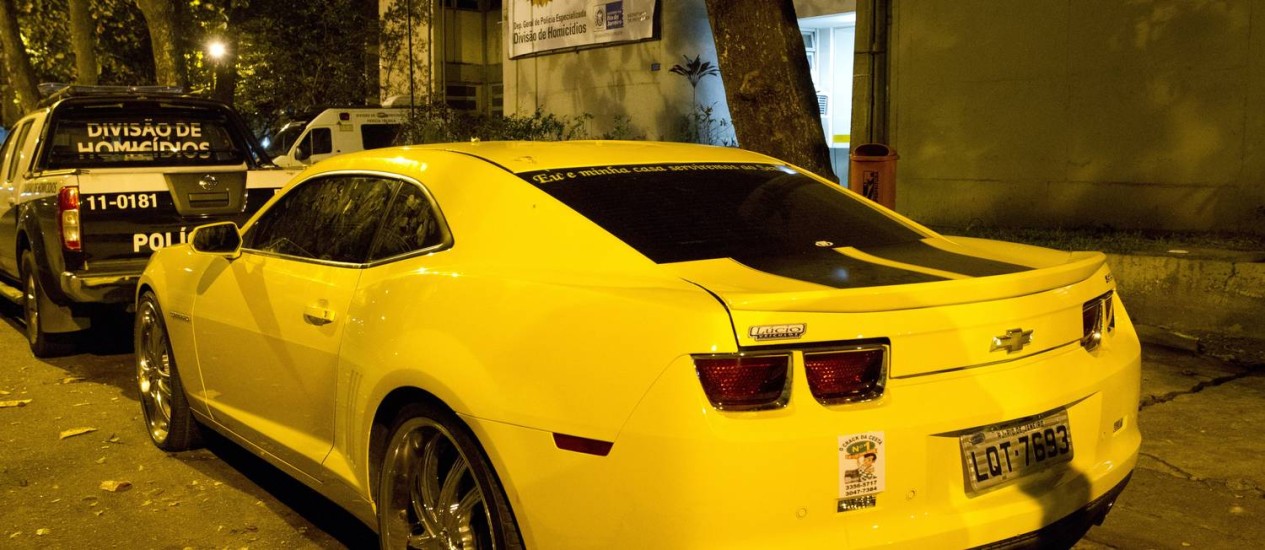 O Camaro amarelo que pertencia ao PM Mozar, que tinha R$ 100 mil Foto: Fernando Quevedo / Fernando Quevedo