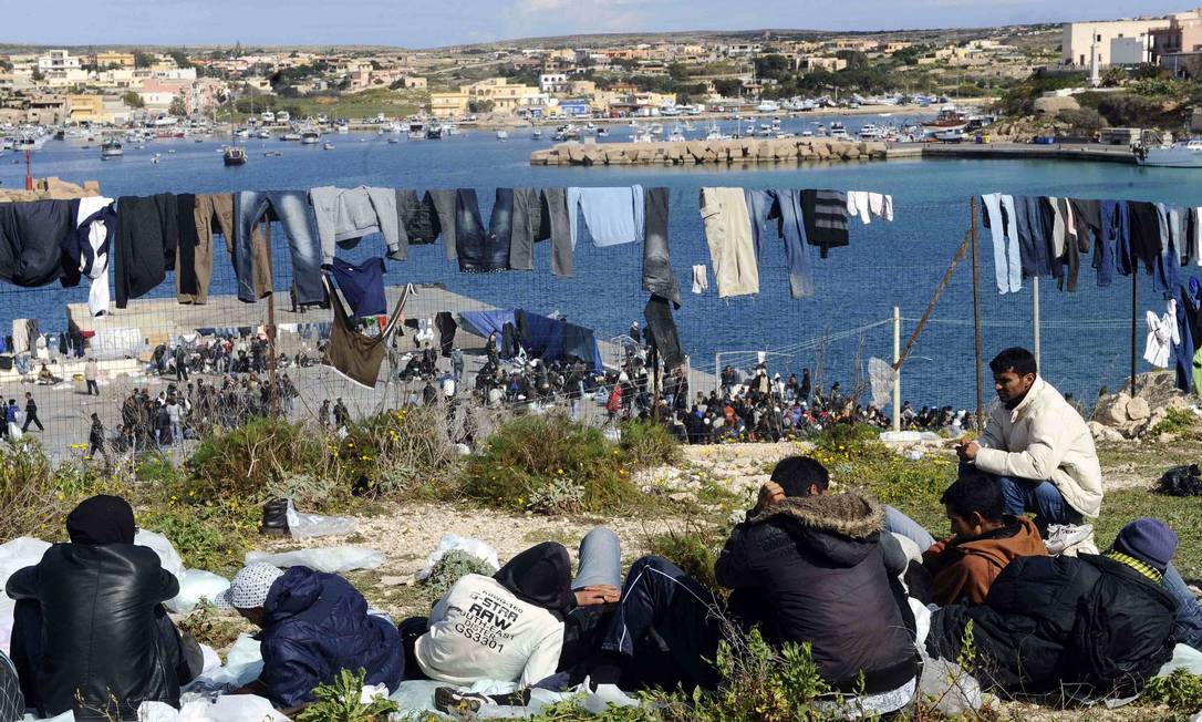 
Embaraço. Tunisianos num acampamento em Lampedusa, na Itália: fluxo de imigrantes deve aumentar, diz estudo
Foto: Giuseppe Giglia / AP