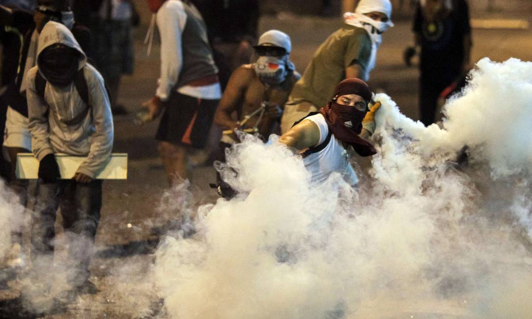 
Manifestantes entram em confronto com a polícia durante protesto em Caracas
Foto: FEDERICO PARRA / AFP