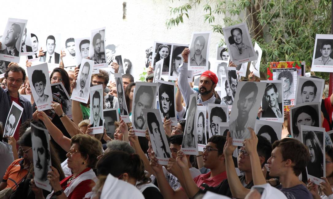 Manifestação lembra os torturados na sede do DOI_Codi , local usado para tortura de presos. Foto: Marcos Alves / Agência O Globo