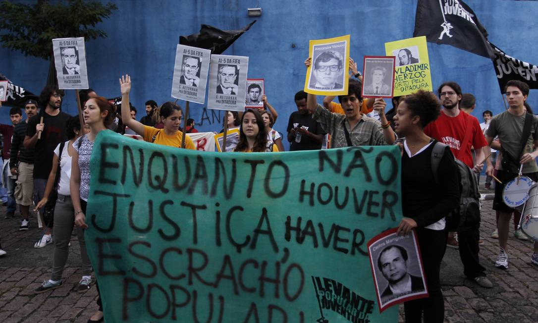 
Movimento Levante Popular da Juventude em frente à casa do Capitão Ubirajara, acusado de tortura na ditadura
Foto: Michel Filho / Agência O Globo