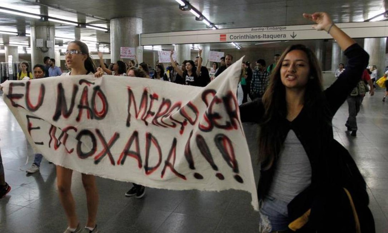 Ato em SP contra abusos no metrô reúne 30 mulheres - Jornal O Globo