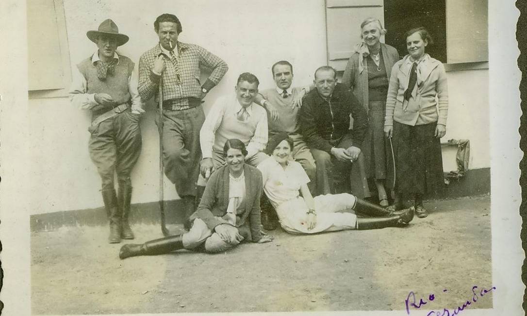 
Na casa de Itaipava, o sedutor piloto Jean Mermoz (de pé, com cigarro na boca) e outros convidados, incluindo moças.
Foto: Arquivo pessoal