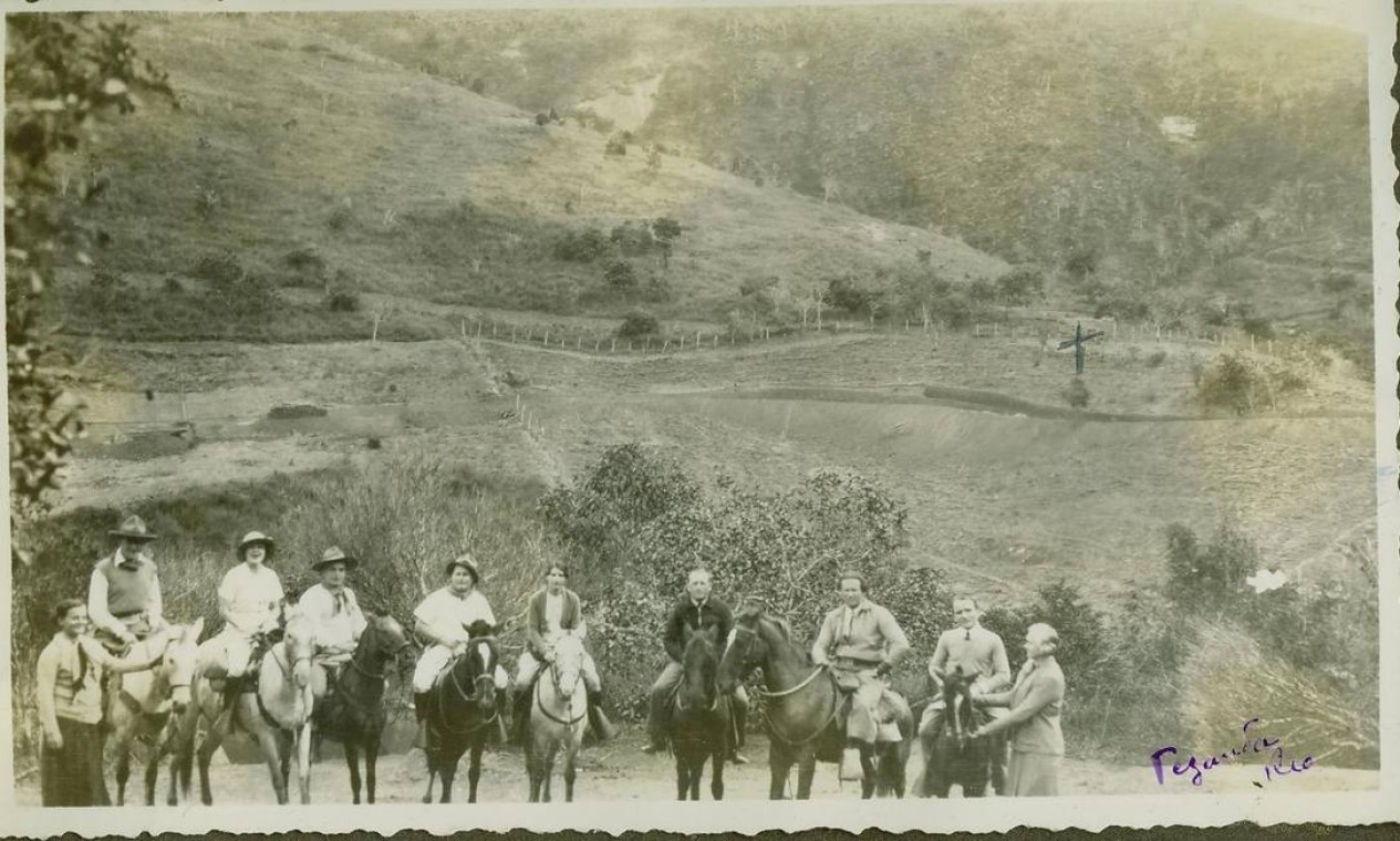 Em Itaipava, um dos hobbys dos amigos pilotos e seus convidados era fazer longas cavalgadas pela grande propriedade de Marcel Reine. E, como a cidade era ainda pouco povoada no final da década de 1920, eles podiam andar pelos morros sem preocupação. Foto: Arquivo pessoal