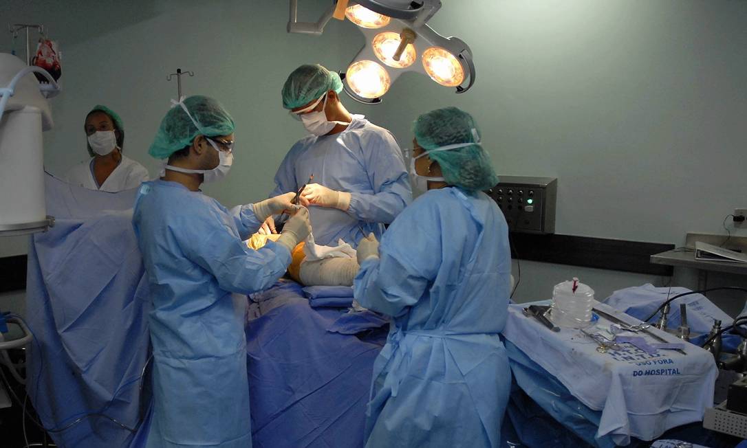 
Médicos consideraram a operação complexa em função das “cicatrizes internas” nos tecidos causadas pela electrocussão
Foto: Marcelo Franco/Extra