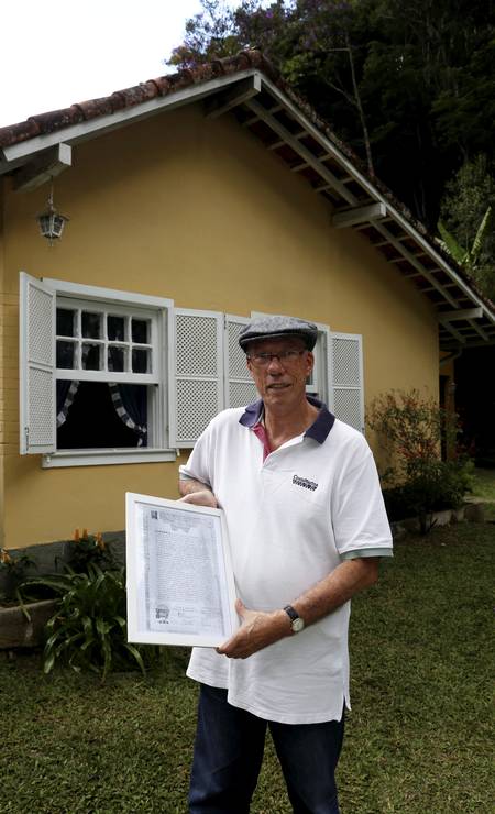 Atual proprietário, José Augusto Wanderley mostra a escritura da casa, que ele guarda emoldurada. Foto: Hudson Pontes / Agência O Globo