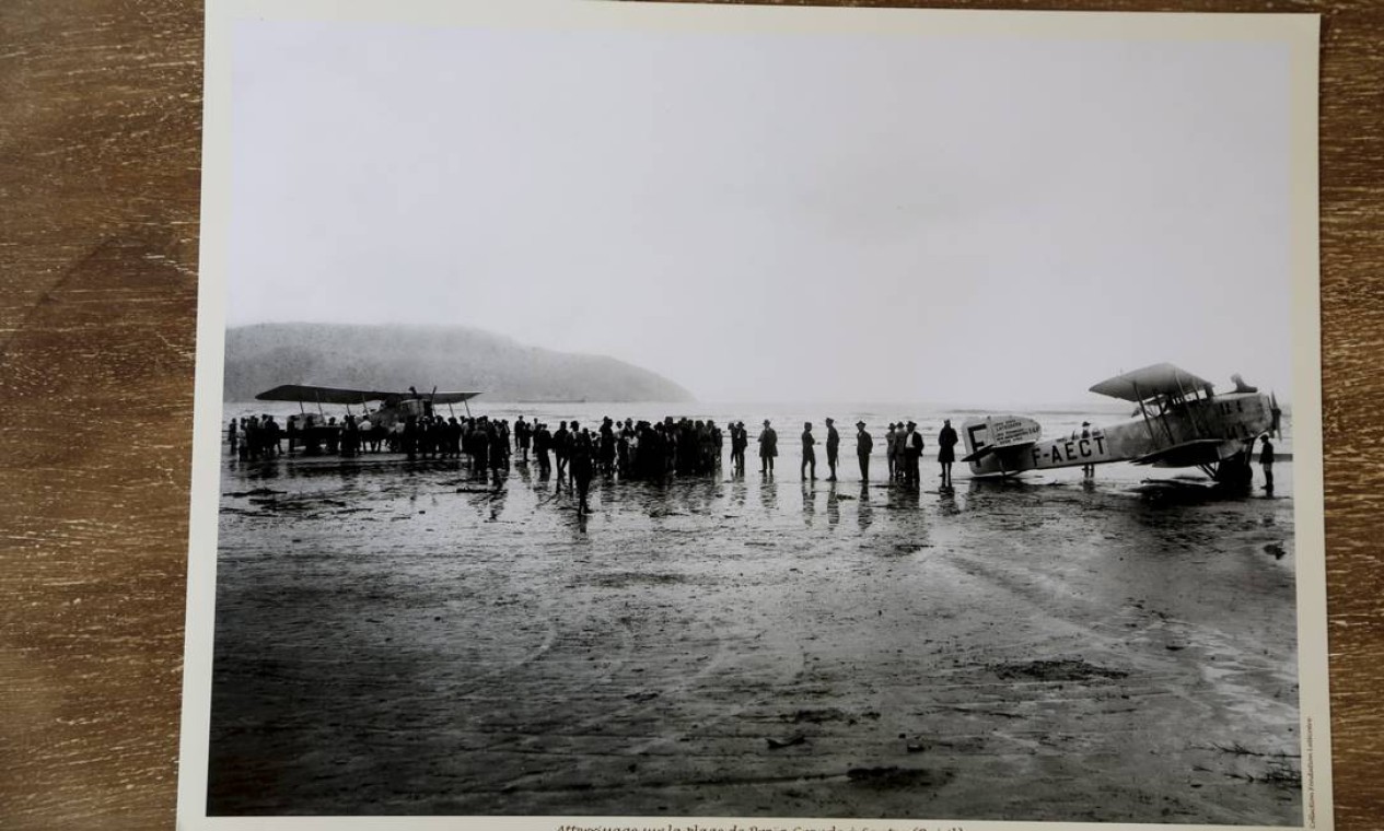 A imagem é de uma aterrissagem de um dos aviões da Aéropostale na Praia Grande, em Santos. Não se sabe exatamente o ano, mas foi entre 1926 a início de 1931. Foto: Hudson Pontes / Agência O Globo