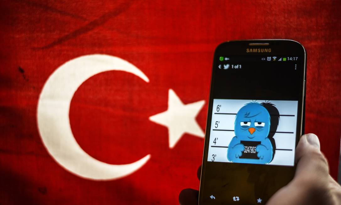 
Turquia. Imagem no telefone celular ironiza bloqueio do Twitter, mostrando pássaro símbolo da rede social como um prisioneiro
Foto: OZAN KOSE / AFP