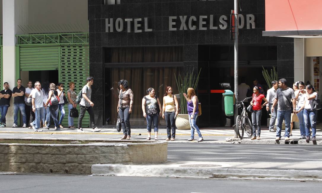 
Médicos cubanos deixam o Hotel Excelsior, em São Paulo, onde estão hospedados
Foto: O Globo / Michel Filho