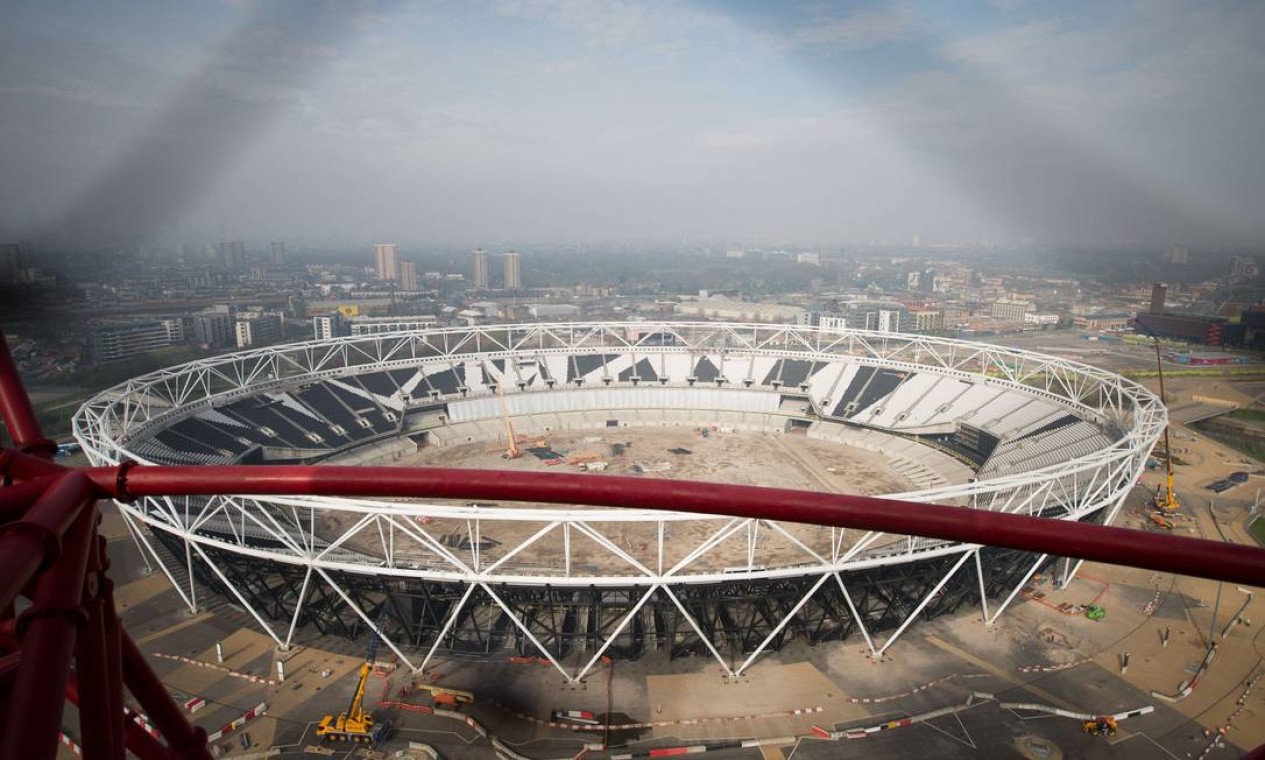 O estádio que foi usado nas Olimpíadas está sendo adaptado e será usado pelo time de futebol West Ham United Foto: LEON NEAL / AFP