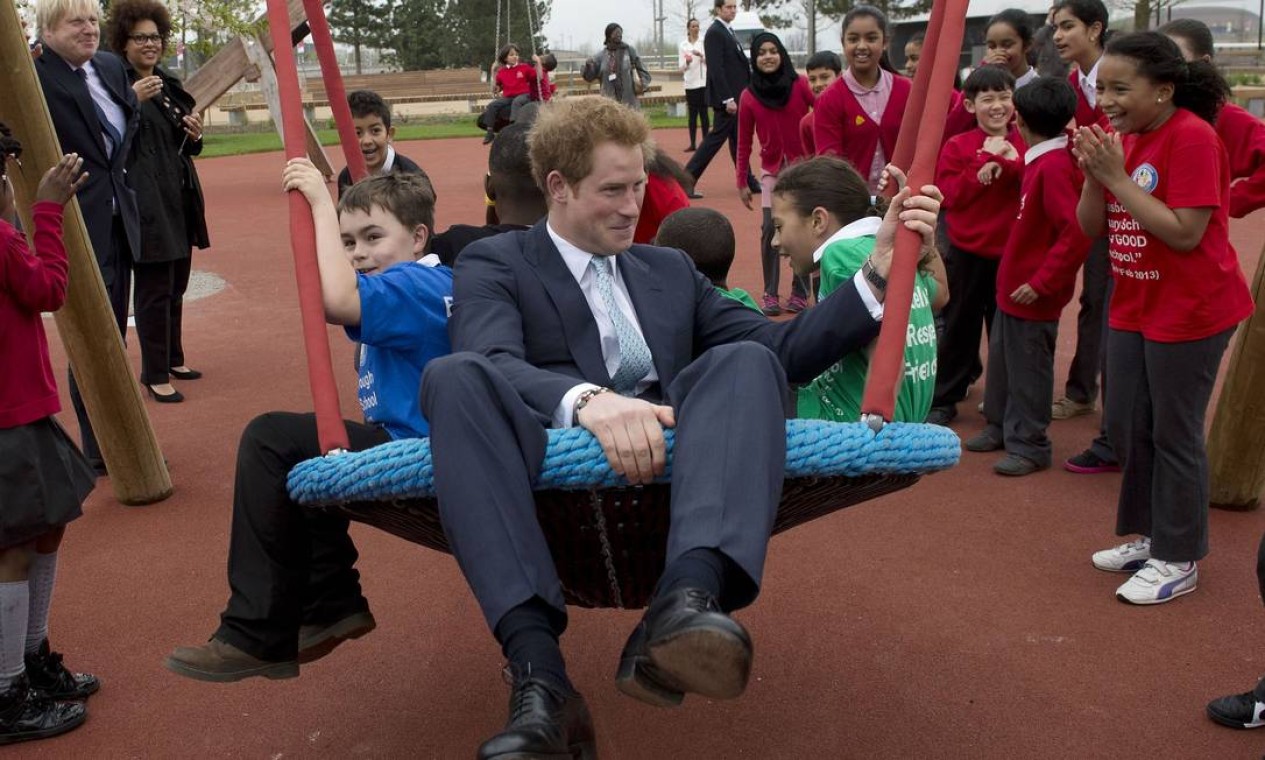 O príncipe Harry visitou o parque que leva o nome de sua avó um dia antes da inauguração. O Parque Olímpico Rainha Elizabeth abre ao público no dia 5 de abril, menos de um ano após os Jogos Foto: CHRIS HARRIS / AFP