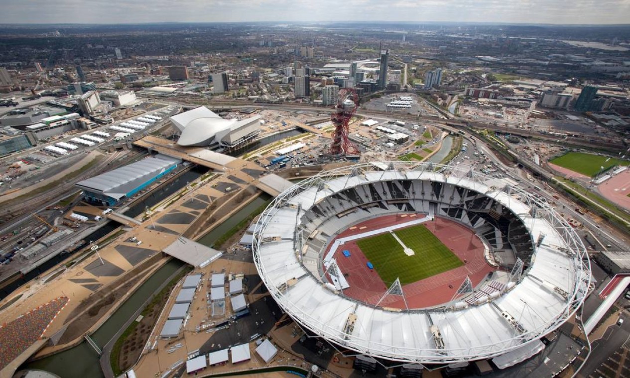 This is a handout photo dated Monday April 16, 2012 provided by LOCOG shows an aerial view of the Olympic Park showing the Olympic Stadium, foreground and the Aquatics Centre, white building at left. Wednesday marks 100 days before the London 2012 Olympic Games begin. (AP Photo/Anthony Charlton/LOCOG) Foto: Anthony Charlton / AP