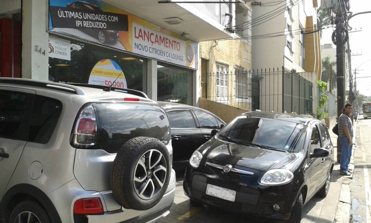 Fradinhos não impedem estacionamento sobre calçadas - Jornal O Globo