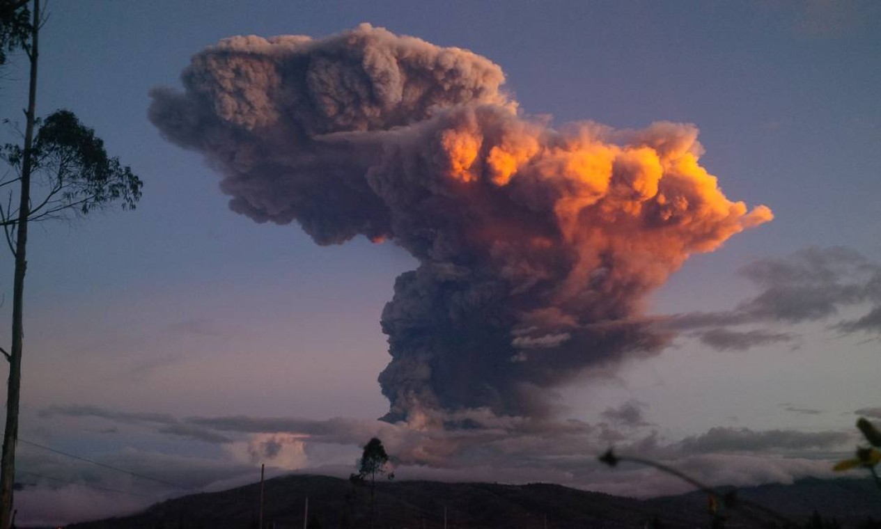 Forte explosão em vulcão expele nuvem