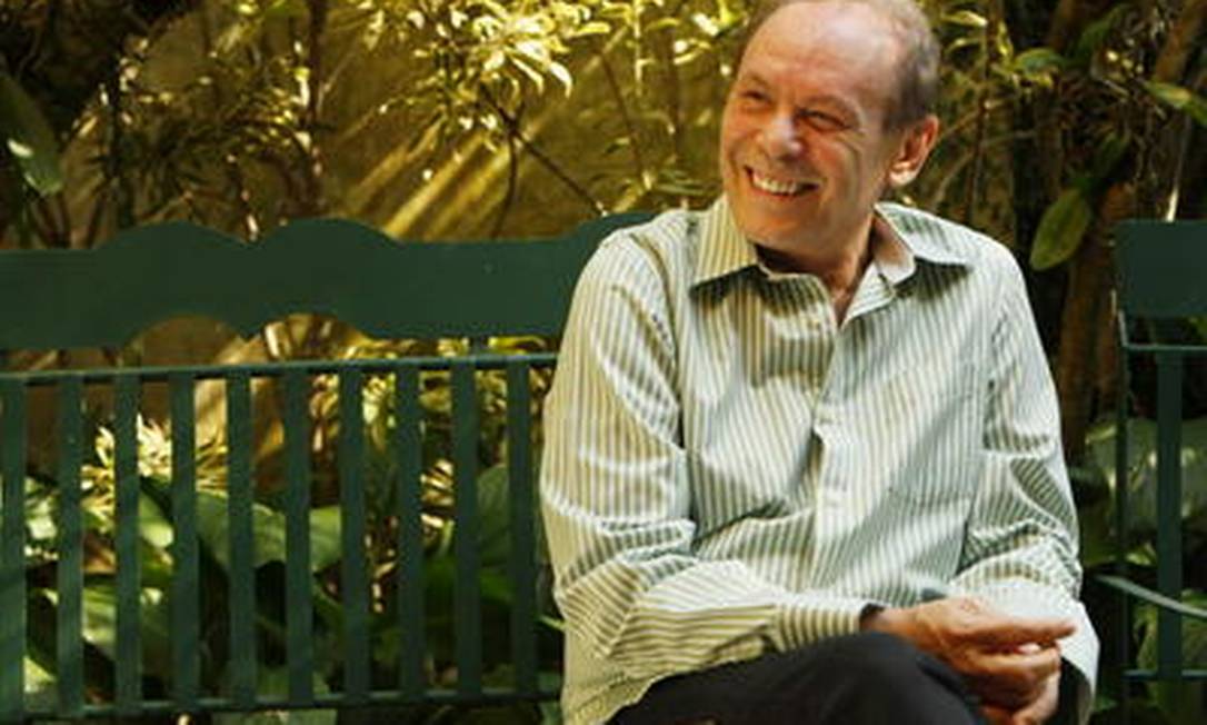 Morre no Rio o ator José Wilker. Na foto, Wilker posa no jardim de sua casa. Arquivo 09/07/2010 Foto: Gustavo Azeredo / Extra / Agência O Globo
