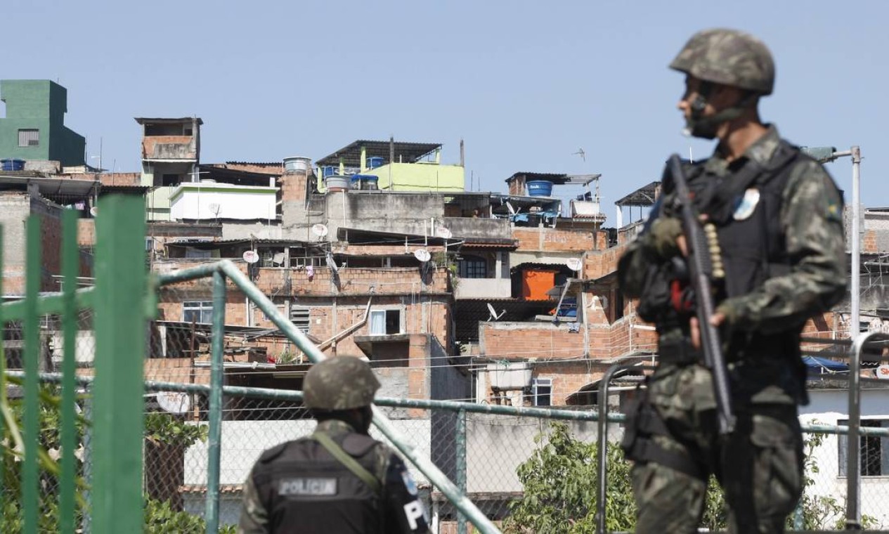 Militares Patrulham A Maré No Primeiro Domingo De Ocupação Jornal O Globo