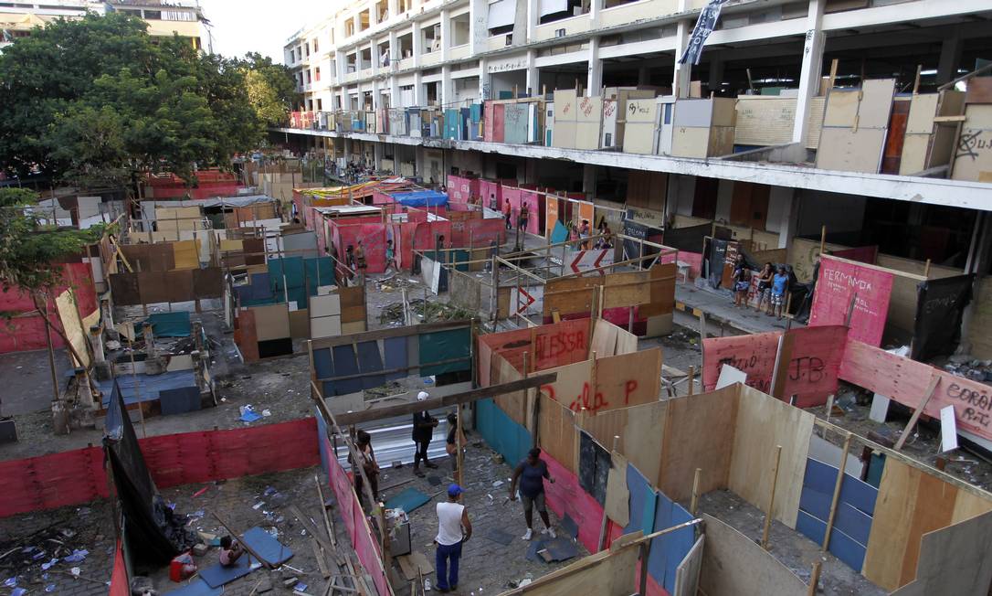 Tapumes são colocados para dividir os novos barracos erguidos no terreno na Favela da Telerj Foto: Gustavo Miranda / Agência O Globo