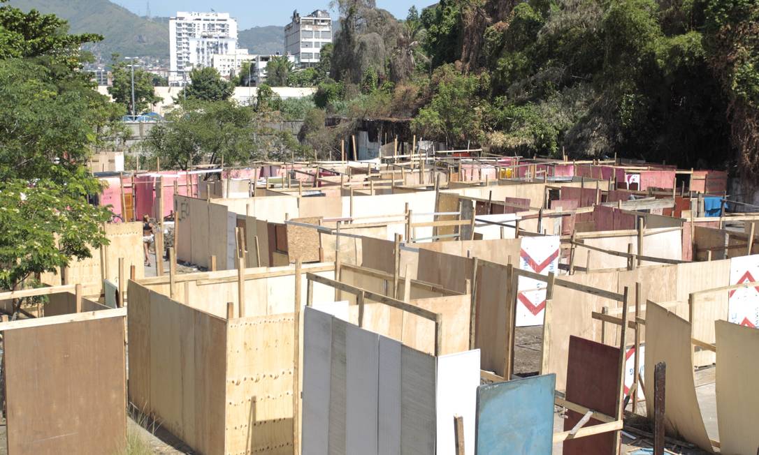Os novos barracos que estão sendo construídos na Favela da Telerj Foto: Marcelo Piu / Agência O Globo