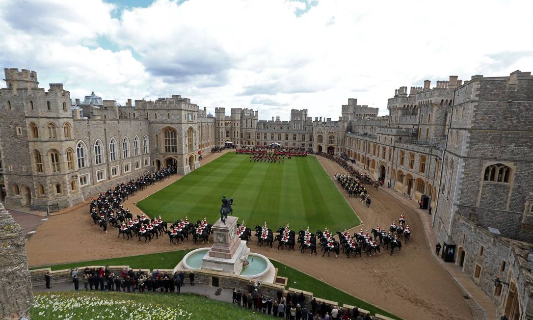 Rainha Elizabeth II recebe presidente da Irlanda no ...