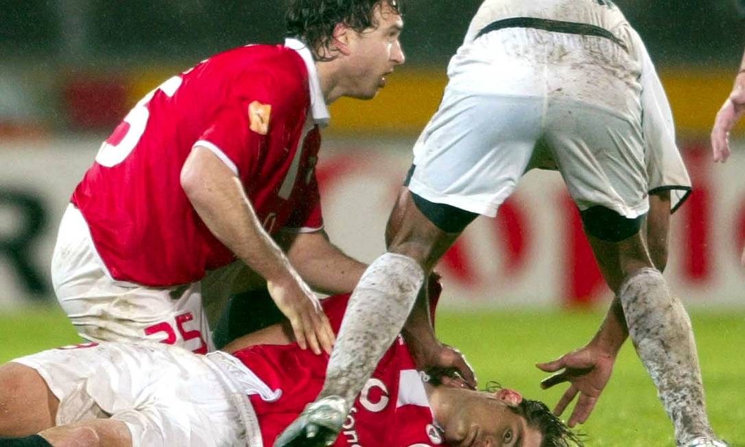 
Mortes como a do jogador do Benfica Miklos Feher, durante um jogo da Liga Portuguesa, em janeiro de 2004 podem ser evitadas
Foto:
Paulo Esteves
/
Reuters
