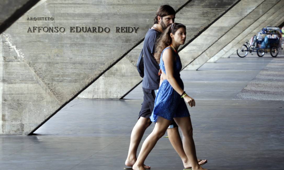 
A assinatura do arquiteto Affonso Eduardo Reidy pode ser vista no prédio modernista do Museu de Arte Moderna (MAM), no Parque do Flamengo
Foto:
Gustavo Miranda
/
Agência O Globo
