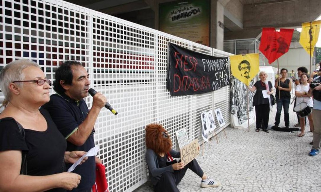 Com máscara de gorila, uma manifestante participa de protesto Foto: Michel Filho / O Globo