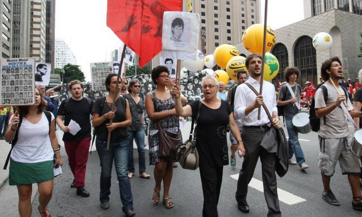 Eles protestaram contra o papel da instituição e de empresas durante a ditadura Foto: Michel Filho / O Globo
