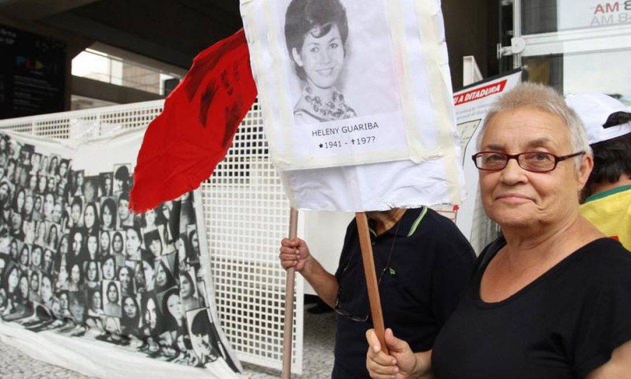 Amélia Teles, ex-presa política, leva cartaz de desaparecida Foto: Michel Filho / O Globo