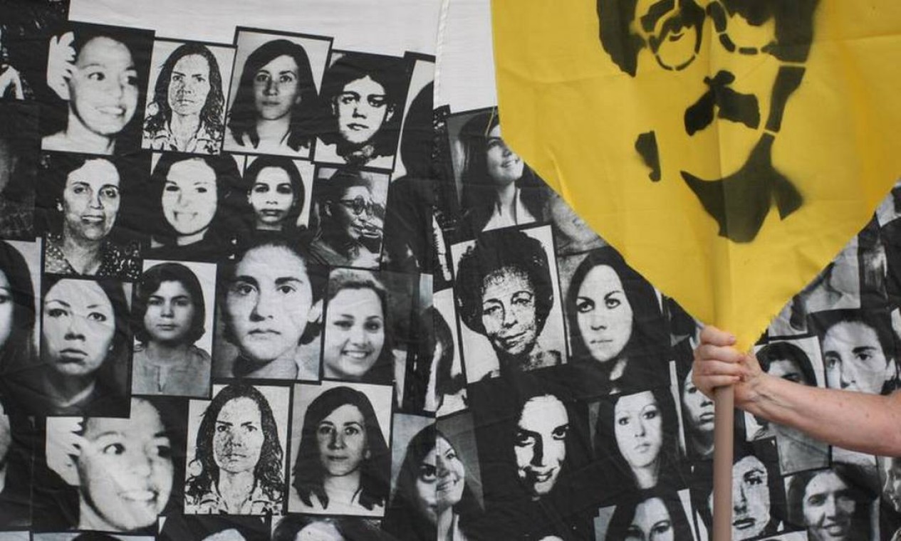 Mosaico foi monatado com fotos de mortos e desaparecidos durante o período Foto: Michel Filho / O Globo
