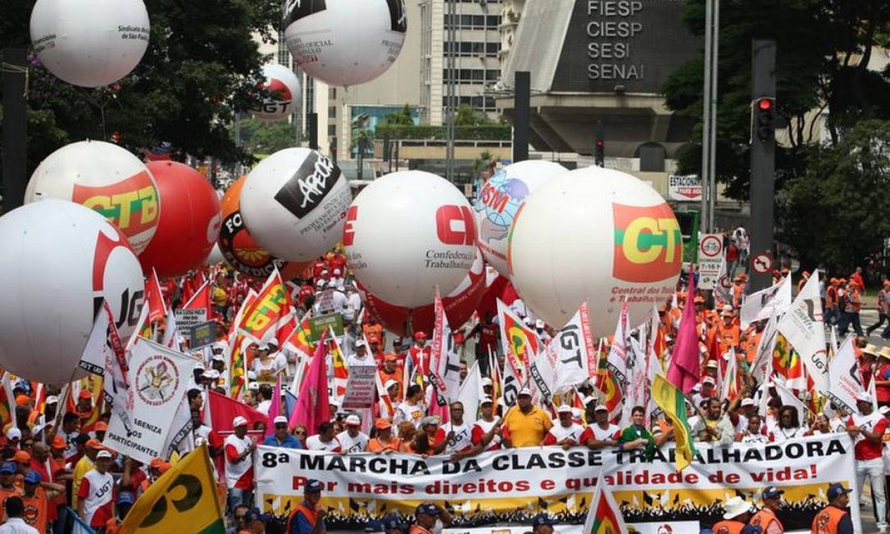 No mesmo local, centrais sindicais também fizeram uma marcha da classe trabalhadora Foto: Michel Filho / O Globo